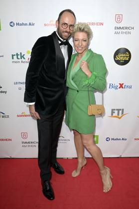 Alexandra Hofmann mit Begleitung bei der Verleihung der Goldenen Sonne 2023 während der Sonnenklar.TV Gala im Wunderland Kalkar. Kalkar, 22.04.2023