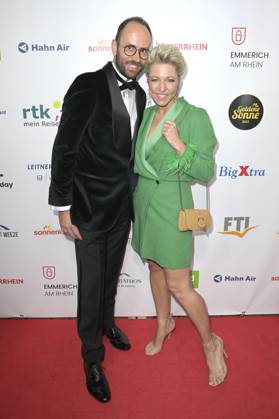Alexandra Hofmann mit Begleitung bei der Verleihung der Goldenen Sonne 2023 während der Sonnenklar.TV Gala im Wunderland Kalkar. Kalkar, 22.04.2023