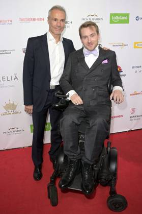 Hannes Jaenicke und Samuel Koch bei der Verleihung der Goldenen Sonne 2023 während der Sonnenklar.TV Gala im Wunderland Kalkar. Kalkar, 22.04.2023
