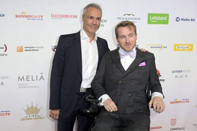 Hannes Jaenicke und Samuel Koch bei der Verleihung der Goldenen Sonne 2023 während der Sonnenklar.TV Gala im Wunderland Kalkar. Kalkar, 22.04.2023