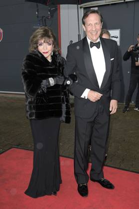 Joan Collins mit Ehemann Percy Gibson bei der Verleihung der Goldenen Sonne 2023 während der Sonnenklar.TV Gala im Wunderland Kalkar. Kalkar, 22.04.2023