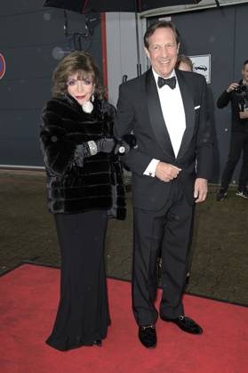 Joan Collins mit Ehemann Percy Gibson bei der Verleihung der Goldenen Sonne 2023 während der Sonnenklar.TV Gala im Wunderland Kalkar. Kalkar, 22.04.2023