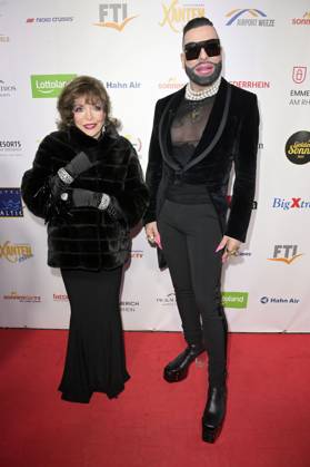 Joan Collins und Harald Glööckler bei der Verleihung der Goldenen Sonne 2023 während der Sonnenklar.TV Gala im Wunderland Kalkar. Kalkar, 22.04.2023