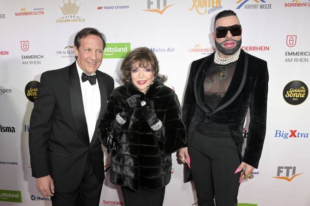 Percy Gibson, Joan Collins und Harald Glööckler bei der Verleihung der Goldenen Sonne 2023 während der Sonnenklar.TV Gala im Wunderland Kalkar. Kalkar, 22.04.2023