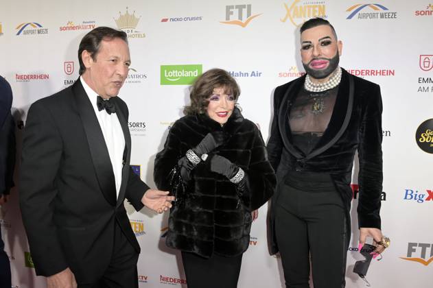 Percy Gibson, Joan Collins und Harald Glööckler bei der Verleihung der Goldenen Sonne 2023 während der Sonnenklar.TV Gala im Wunderland Kalkar. Kalkar, 22.04.2023