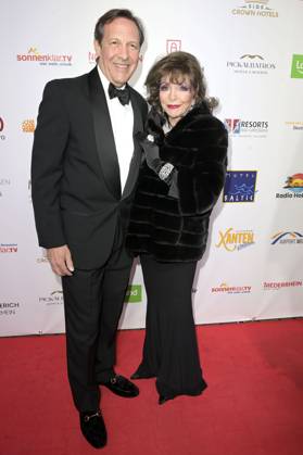 Joan Collins mit Ehemann Percy Gibson bei der Verleihung der Goldenen Sonne 2023 während der Sonnenklar.TV Gala im Wunderland Kalkar. Kalkar, 22.04.2023