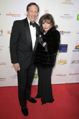 Joan Collins mit Ehemann Percy Gibson bei der Verleihung der Goldenen Sonne 2023 während der Sonnenklar.TV Gala im Wunderland Kalkar. Kalkar, 22.04.2023