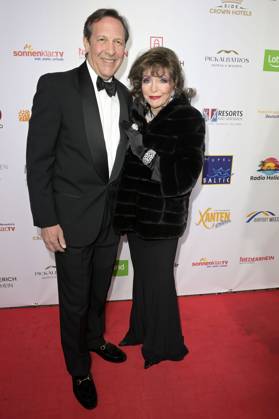 Joan Collins mit Ehemann Percy Gibson bei der Verleihung der Goldenen Sonne 2023 während der Sonnenklar.TV Gala im Wunderland Kalkar. Kalkar, 22.04.2023