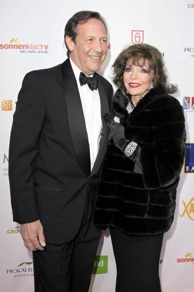 Joan Collins mit Ehemann Percy Gibson bei der Verleihung der Goldenen Sonne 2023 während der Sonnenklar.TV Gala im Wunderland Kalkar. Kalkar, 22.04.2023