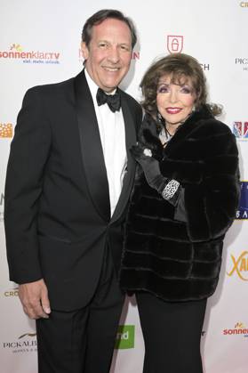 Joan Collins mit Ehemann Percy Gibson bei der Verleihung der Goldenen Sonne 2023 während der Sonnenklar.TV Gala im Wunderland Kalkar. Kalkar, 22.04.2023