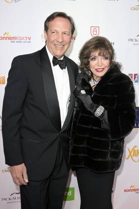 Joan Collins mit Ehemann Percy Gibson bei der Verleihung der Goldenen Sonne 2023 während der Sonnenklar.TV Gala im Wunderland Kalkar. Kalkar, 22.04.2023