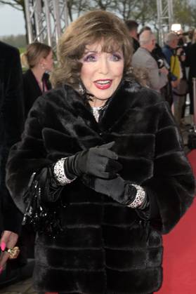 Joan Collins bei der Verleihung der Goldenen Sonne 2023 während der Sonnenklar.TV Gala im Wunderland Kalkar. Kalkar, 22.04.2023