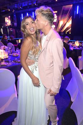 Eva Benetatou und Emil Kusmirek bei der Verleihung der Goldenen Sonne 2023 während der Sonnenklar.TV Gala im Wunderland Kalkar. Kalkar, 22.04.2023