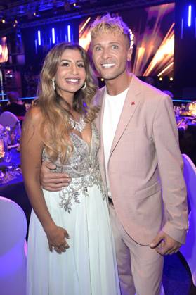 Eva Benetatou und Emil Kusmirek bei der Verleihung der Goldenen Sonne 2023 während der Sonnenklar.TV Gala im Wunderland Kalkar. Kalkar, 22.04.2023