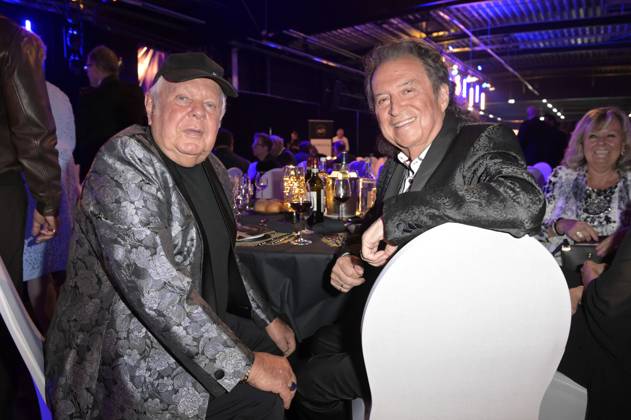 Graham Bonney und Chris Andrews bei der Verleihung der Goldenen Sonne 2023 während der Sonnenklar.TV Gala im Wunderland Kalkar. Kalkar, 22.04.2023