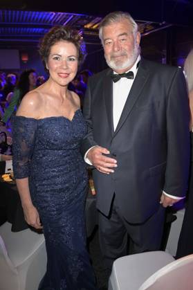 Harry Wijnvoord mit Ehefrau Iris Dahlke bei der Verleihung der Goldenen Sonne 2023 während der Sonnenklar.TV Gala im Wunderland Kalkar. Kalkar, 22.04.2023
