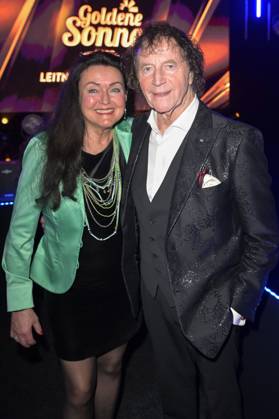 Franz Lambert mit Ehefrau Christa Lambert bei der Verleihung der Goldenen Sonne 2023 während der Sonnenklar.TV Gala im Wunderland Kalkar. Kalkar, 22.04.2023