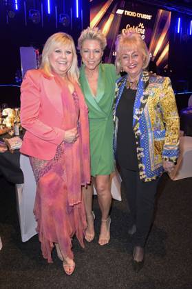 Gaby Baginsky, Alexandra Hofmann und Stefanie Simon bei der Verleihung der Goldenen Sonne 2023 während der Sonnenklar.TV Gala im Wunderland Kalkar. Kalkar, 22.04.2023