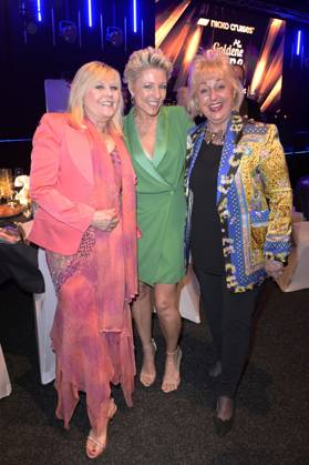 Gaby Baginsky, Alexandra Hofmann und Stefanie Simon bei der Verleihung der Goldenen Sonne 2023 während der Sonnenklar.TV Gala im Wunderland Kalkar. Kalkar, 22.04.2023