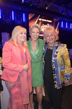 Gaby Baginsky, Alexandra Hofmann und Stefanie Simon bei der Verleihung der Goldenen Sonne 2023 während der Sonnenklar.TV Gala im Wunderland Kalkar. Kalkar, 22.04.2023