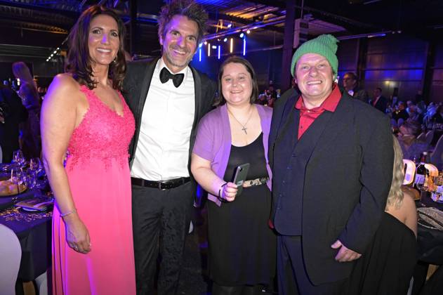 Sabine Hufen, Patrick Hufen, Jana Ludolf und Manfred Ludolf bei der Verleihung der Goldenen Sonne 2023 während der Sonnenklar.TV Gala im Wunderland Kalkar. Kalkar, 22.04.2023