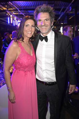 Patrick Hufen mit Ehefrau Sabine Hufen bei der Verleihung der Goldenen Sonne 2023 während der Sonnenklar.TV Gala im Wunderland Kalkar. Kalkar, 22.04.2023