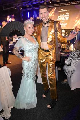 Mona Buruncuk und Manuel Andreas Flickinger bei der Verleihung der Goldenen Sonne 2023 während der Sonnenklar.TV Gala im Wunderland Kalkar. Kalkar, 22.04.2023