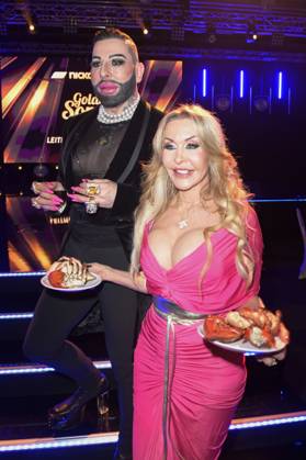 Harald Glööckler und Dolly Buster bei der Verleihung der Goldenen Sonne 2023 während der Sonnenklar.TV Gala im Wunderland Kalkar. Kalkar, 22.04.2023