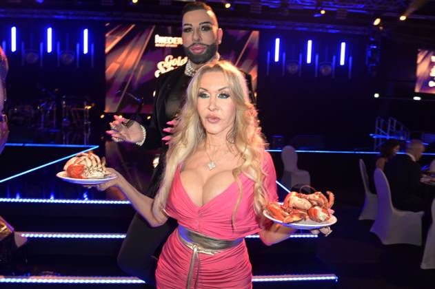 Harald Glööckler und Dolly Buster bei der Verleihung der Goldenen Sonne 2023 während der Sonnenklar.TV Gala im Wunderland Kalkar. Kalkar, 22.04.2023
