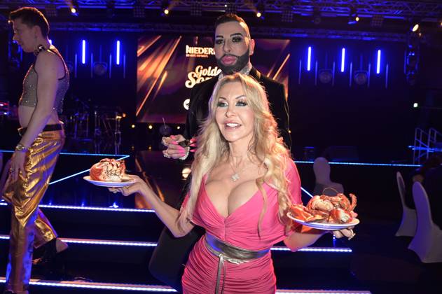 Harald Glööckler und Dolly Buster bei der Verleihung der Goldenen Sonne 2023 während der Sonnenklar.TV Gala im Wunderland Kalkar. Kalkar, 22.04.2023