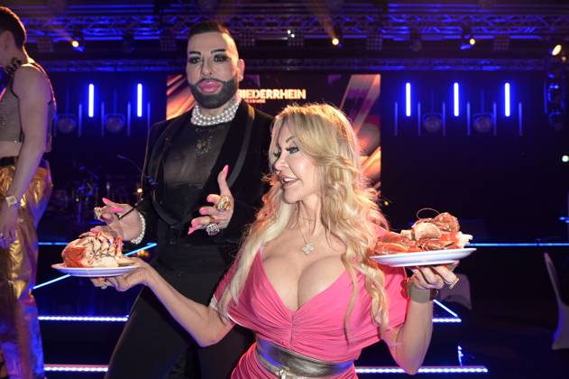 Harald Glööckler und Dolly Buster bei der Verleihung der Goldenen Sonne 2023 während der Sonnenklar.TV Gala im Wunderland Kalkar. Kalkar, 22.04.2023