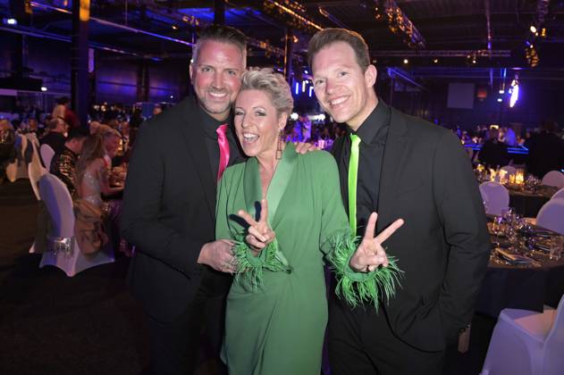 Alexandra Hofmann und Neon bei der Verleihung der Goldenen Sonne 2023 während der Sonnenklar.TV Gala im Wunderland Kalkar. Kalkar, 22.04.2023