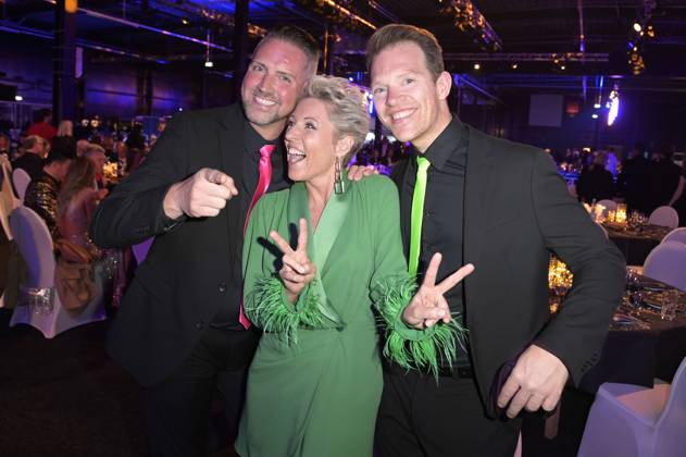 Alexandra Hofmann und Neon bei der Verleihung der Goldenen Sonne 2023 während der Sonnenklar.TV Gala im Wunderland Kalkar. Kalkar, 22.04.2023