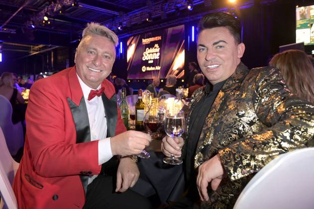 Hubert Fella und Matthias Mangiapane bei der Verleihung der Goldenen Sonne 2023 während der Sonnenklar.TV Gala im Wunderland Kalkar. Kalkar, 22.04.2023