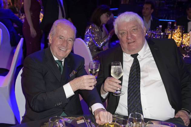 Max Schautzer und Hans Meiser bei der Verleihung der Goldenen Sonne 2023 während der Sonnenklar.TV Gala im Wunderland Kalkar. Kalkar, 22.04.2023