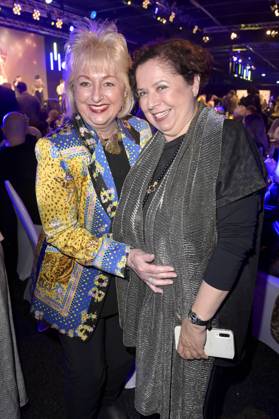 Stefanie Simon und Franziska Traub bei der Verleihung der Goldenen Sonne 2023 während der Sonnenklar.TV Gala im Wunderland Kalkar. Kalkar, 22.04.2023