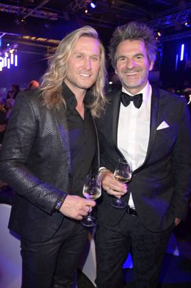 Nico Schwanz und Patrick Hufen bei der Verleihung der Goldenen Sonne 2023 während der Sonnenklar.TV Gala im Wunderland Kalkar. Kalkar, 22.04.2023