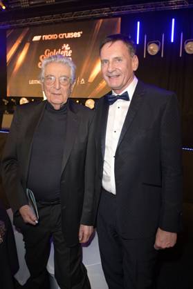 Gerhart Baum und Peter Illmann bei der Verleihung der Goldenen Sonne 2023 während der Sonnenklar.TV Gala im Wunderland Kalkar. Kalkar, 22.04.2023