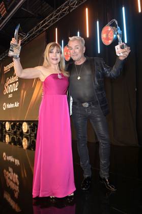 Deborah Sasson und Uwe Kröger bei der Verleihung der Goldenen Sonne 2023 während der Sonnenklar.TV Gala im Wunderland Kalkar. Kalkar, 22.04.2023