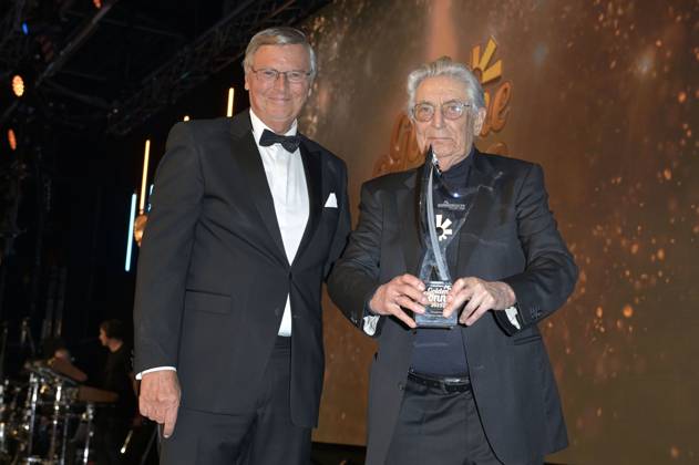Wolfgang Bosbach und Gerhart Baum bei der Verleihung der Goldenen Sonne 2023 während der Sonnenklar.TV Gala im Wunderland Kalkar. Kalkar, 22.04.2023