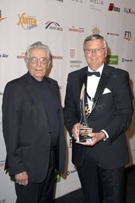 Gerhart Baum und Wolfgang Bosbach bei der Verleihung der Goldenen Sonne 2023 während der Sonnenklar.TV Gala im Wunderland Kalkar. Kalkar, 22.04.2023
