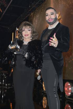 Joan Collins und Harald Glööckler bei der Verleihung der Goldenen Sonne 2023 während der Sonnenklar.TV Gala im Wunderland Kalkar. Kalkar, 22.04.2023