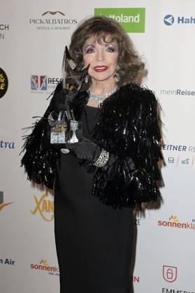 Joan Collins bei der Verleihung der Goldenen Sonne 2023 während der Sonnenklar.TV Gala im Wunderland Kalkar. Kalkar, 22.04.2023