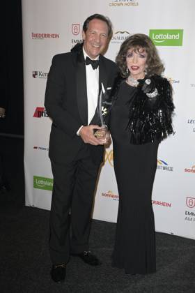 Joan Collins mit Ehemann Percy Gibson bei der Verleihung der Goldenen Sonne 2023 während der Sonnenklar.TV Gala im Wunderland Kalkar. Kalkar, 22.04.2023