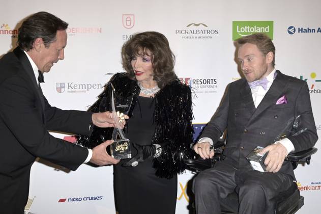 Percy Gibson, Joan Collins und Samuel Koch bei der Verleihung der Goldenen Sonne 2023 während der Sonnenklar.TV Gala im Wunderland Kalkar. Kalkar, 22.04.2023