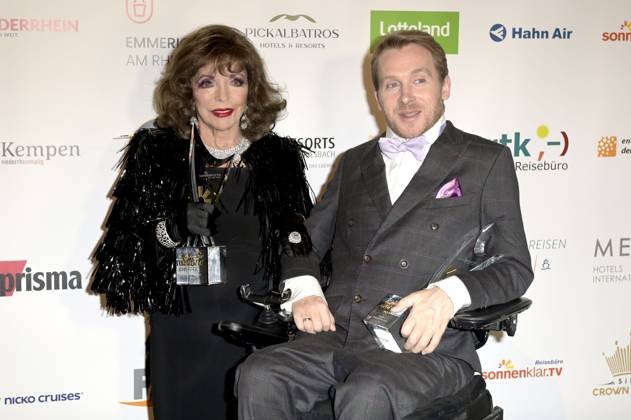 Joan Collins und Samuel Koch bei der Verleihung der Goldenen Sonne 2023 während der Sonnenklar.TV Gala im Wunderland Kalkar. Kalkar, 22.04.2023