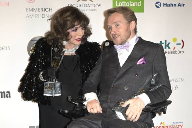 Joan Collins und Samuel Koch bei der Verleihung der Goldenen Sonne 2023 während der Sonnenklar.TV Gala im Wunderland Kalkar. Kalkar, 22.04.2023