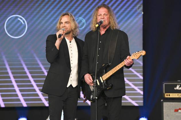 Tim Wilhelm und Aron Strobel von Münchener Freiheit bei der Verleihung der Goldenen Sonne 2023 während der Sonnenklar.TV Gala im Wunderland Kalkar. Kalkar, 22.04.2023