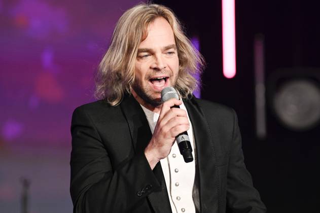 Tim Wilhelm von Münchener Freiheit bei der Verleihung der Goldenen Sonne 2023 während der Sonnenklar.TV Gala im Wunderland Kalkar. Kalkar, 22.04.2023