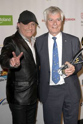 Peter Schilling und Ulf Merbold bei der Verleihung der Goldenen Sonne 2023 während der Sonnenklar.TV Gala im Wunderland Kalkar. Kalkar, 22.04.2023